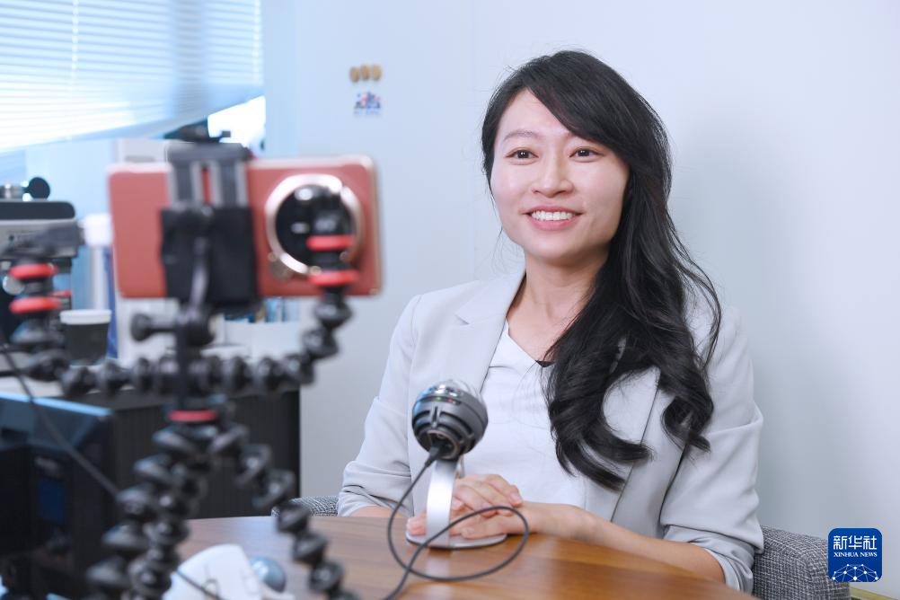 4月20日,陈颖欣在录制自媒体视频。新华社记者 陈铎 摄