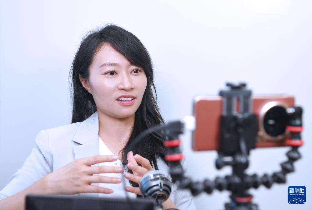 4月20日,陈颖欣在录制自媒体视频。新华社记者 陈铎 摄